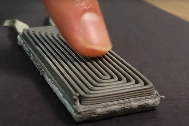 الجهاز الجديد مرن ويستخدم حرارة الجسم لتشغيل أجهزة إلكترونية صغيرة (جامعة واشنطن)