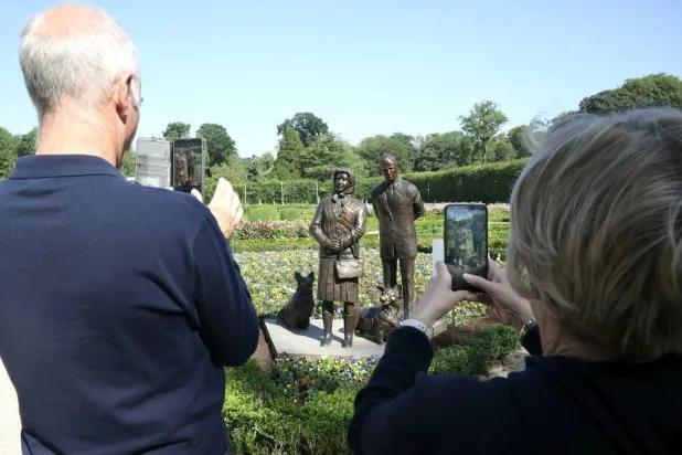 تم الكشف عن التمثال البرونزي بحدائق قلعة أنتريم في آيرلندا الشمالية في ذكرى وفاة الملكة الراحلة (PACEMAKER PRESS)