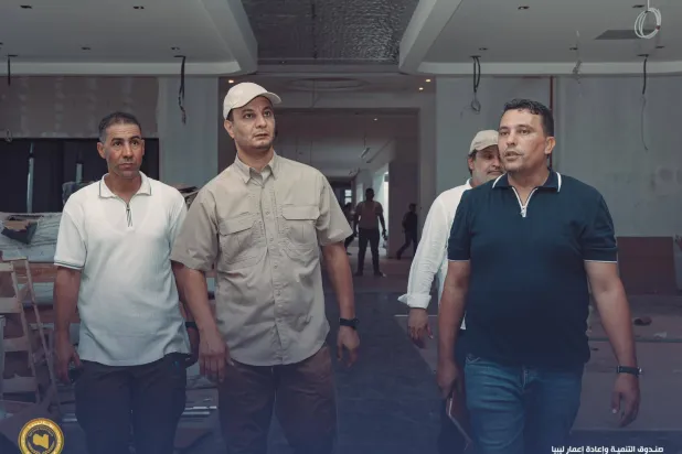 بلقاسم خلال تفقّد الإعمار في درنة (صندوق التنمية وإعادة إعمار ليبيا)