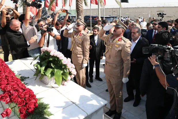 بزشكيان يضع إكليل زهور عند موقع اغتيال سليماني في بغداد (إ.ب.أ)