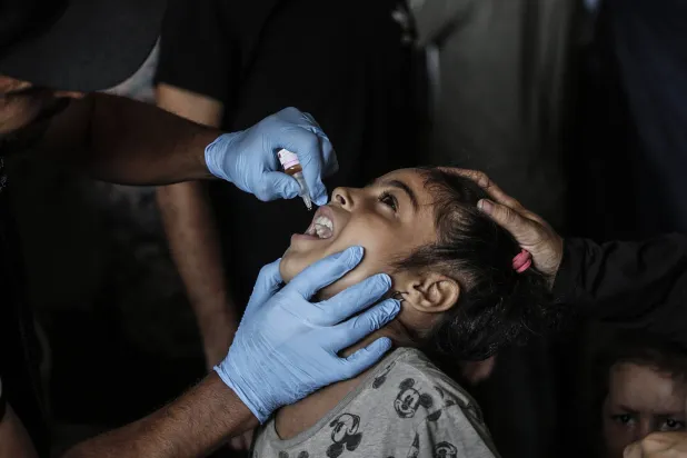 طفلة تتلقى لقاح شلل الأطفال في غزة (إ.ب.أ)