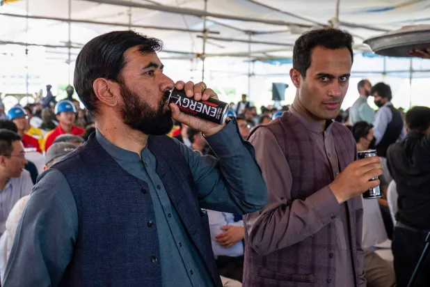 يرى أفغان كثر أن مشروبات الطاقة وسيلة لسد النقص في الأنظمة الغذائية (أ.ف.ب)