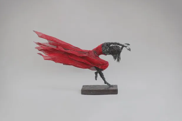 منحوتاته تعكس صمود نساء يثابرن رغم ما يُعرقل (كارين أخيكيان)