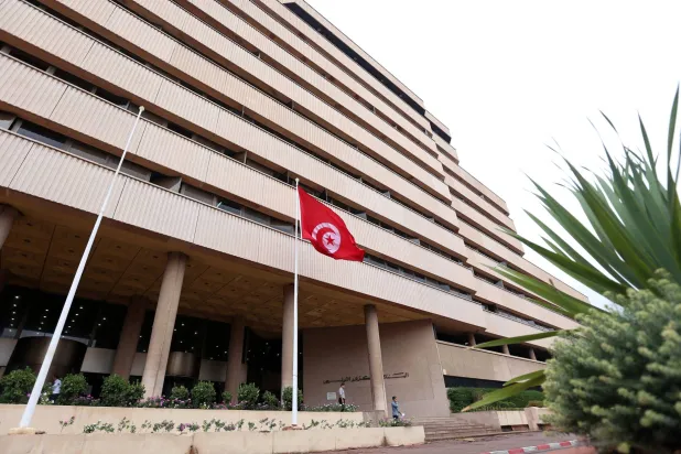 العلم التونسي أمام البنك المركزي في العاصمة تونس 4 أكتوبر 2017 (رويترز)