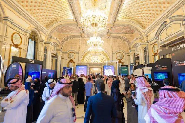 مشاركون وزوار في القمة العالمية للذكاء الاصطناعي (الشرق الأوسط)