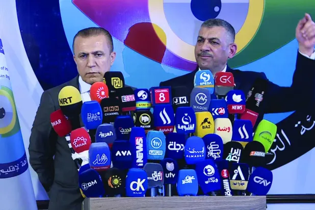 رئيس «هيئة النزاهة» القاضي حيدر حنون (يسار) خلال مؤتمر صحافي في أربيل