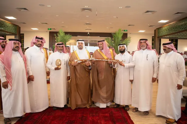 الأمير سعود بن مشعل لدى تتويج حفيظ المري في فئة الزمول (وزارة الرياضة)