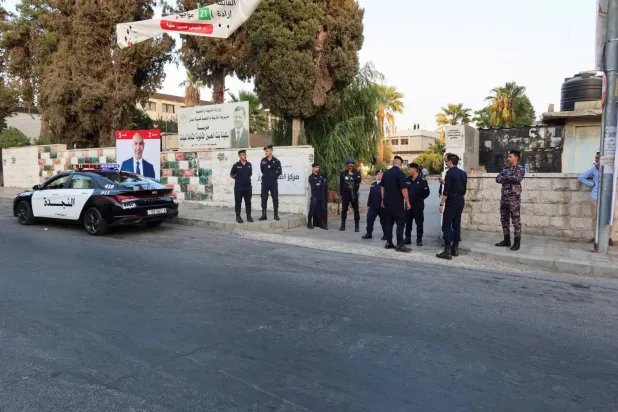 Amman'da bir sandık merkezinin önünde güvenliği sağlayan Ürdün polisi (Reuters)