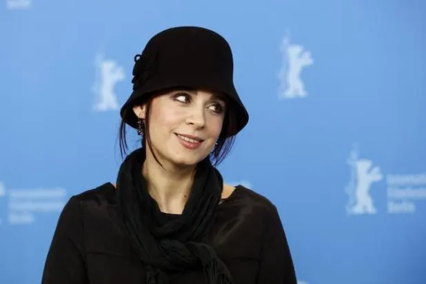 الممثلة والمخرجة السويدية - الإيرانية مريم مقدم (رويترز)