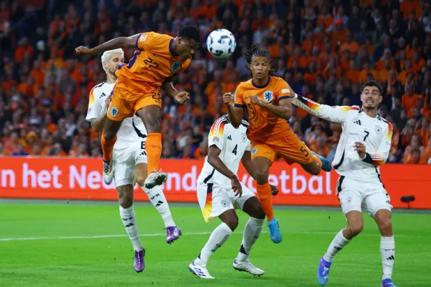 الصراع الساخن على الكرة كان عنوانا للمباراة المثيرة بين هولندا والمانيا (رويترز)