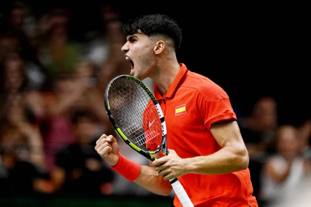 النجم الإسباني كارلوس ألكاراس وفرحة عارمة عقب الفوز على المنتخب التشيكي بدورة كأس ديفيس للتنس (رويترز)