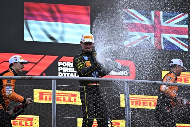 فريق مكلارين يتقدم إلى صدارة ترتيب الصانعين ضمن بطولة العالم لسباقات «فورمولا 1» للسيارات (أ.ف.ب)