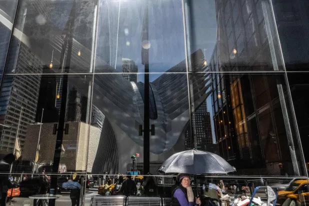 حضور الأسر والأصدقاء والمستجيبين الأوائل وكبار الشخصيات لتكريم أرواح أولئك الذين فقدوا حياتهم في الذكرى الثالثة والعشرين للهجمات الإرهابية 11 سبتمبر 2001 (أ.ف.ب)