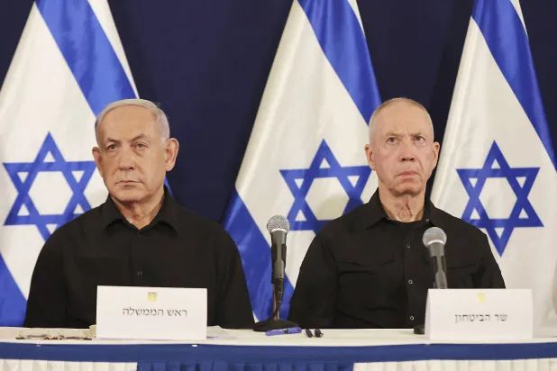 رئيس الوزراء الإسرائيلي بنيامين نتنياهو ووزير الدفاع يوآف غالانت (أ.ب)