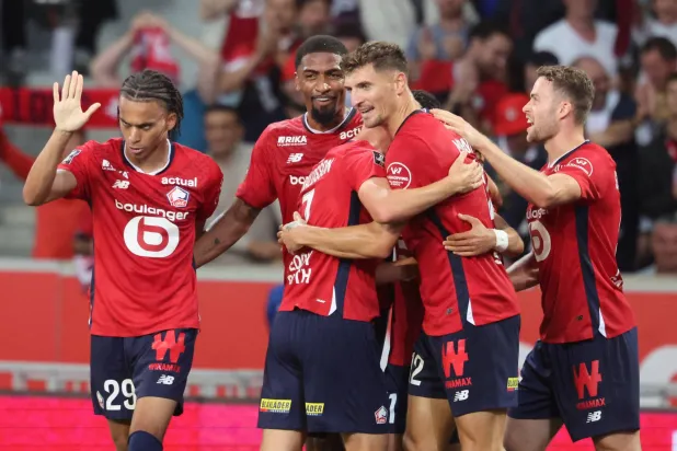 توماس مونييه يتلقى التهنئة من زملائه بعد تسجيله هدفاً خلال المباراة (أ.ف.ب)