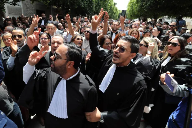 جانب من وقفة سابقة نظمها محامون وسط العاصمة التونسية للاحتجاج على «التضييق على الحريات» (أرشيفية - إ.ب.أ)