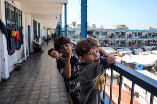 أطفال بمركز لـ«الأونروا» في غزة (أ.ف.ب)