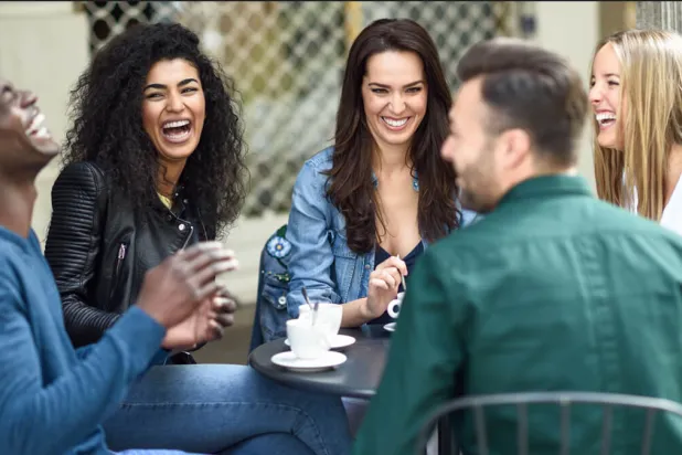 الضحك يساعد على تخفيف الاكتئاب والقلق والألم المزمن (جامعة والدن)