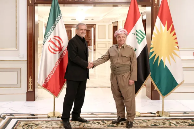 الرئيس الإيراني مسعود بزشكيان التقى مسعود بارزاني في أربيل (إكس)