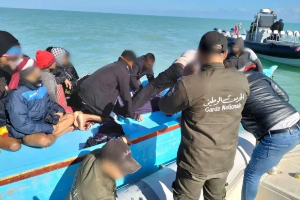 «الحرس الوطني التونسي» ينقذ قارباً يحمل مهاجرين غير نظاميين (صفحة الحرس الوطني التونسي على فيسبوك) 