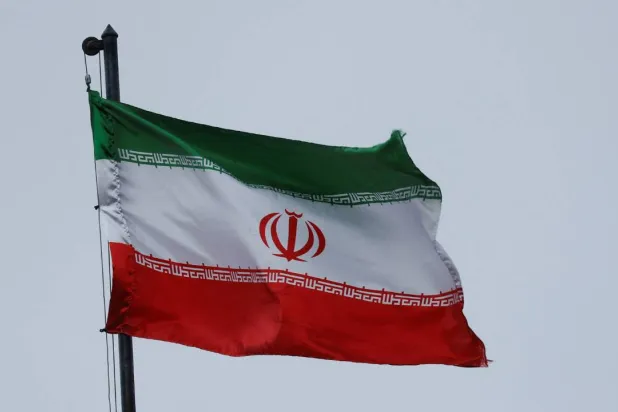 العَلم الإيراني (رويترز)