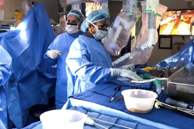السعودية تجري أول عملية زراعة قلب كاملة بالروبوت في العالم (واس)