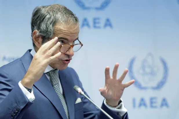 رافاييل غروسي مدير عام الوكالة الدولية للطاقة الذرية متحدثاً الاثنين للإعلام مع بدء أعمال مجلس المحافظين في فيينا (رويترز)