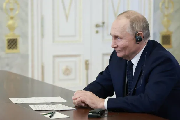 الرئيس الروسي فلاديمير بوتين يحضر اجتماعاً مع وزير الخارجية الصيني وانغ يي في سانت بطرسبرغ - روسيا 12 سبتمبر 2024 (رويترز)