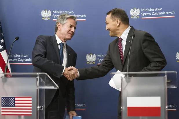وزير الخارجية الأميركي أنتوني بلينكن يصافح وزير الخارجية البولندي رادوسلاف سيكورسكي بعد مؤتمرهما الصحافي المشترك في وارسو 12 سبتمبر 2024 (د.ب.أ)