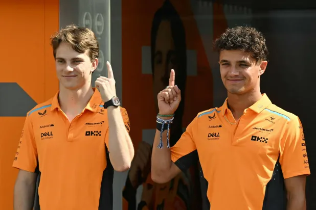لاندو نوريس (يمين) وإلى جانبه زميله أوسكار بياستري (أ.ف.ب)