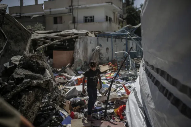 آثار الدمار بعد القصف الإسرائيلي للمدرسة التابعة لـ«الأونروا» (إ.ب.أ) 