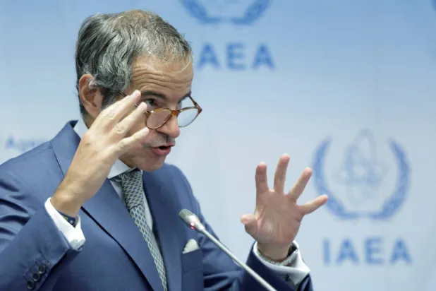 Uluslararası Atom Enerjisi Ajansı Genel Müdürü Rafael Grossi, pazartesi günü Viyana'da Yönetim Kurulu çalışmalarının başlangıcında medyaya açıklama yaparken (Reuters)