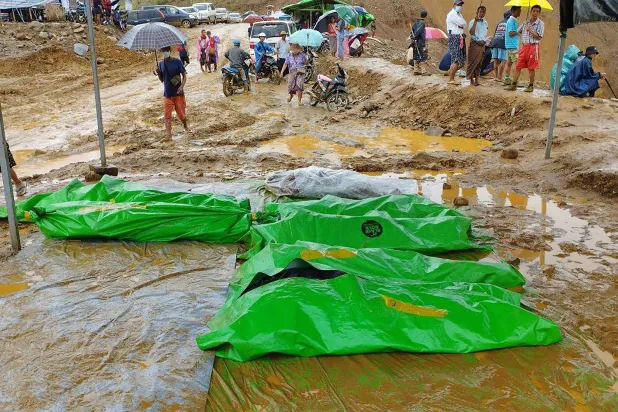 جثث موضوعة في أكياس بلاستيكية بمنطقة الانهيار الطيني في ميانمار (أرشيفية - أ.ف.ب)