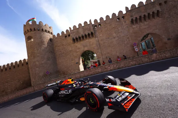 فيرستابن خلال خوضه تجارب المرحلة الأولى من منافسات جائزة أذربيجان الكبرى لـ«الفورمولا 1» (رويترز)