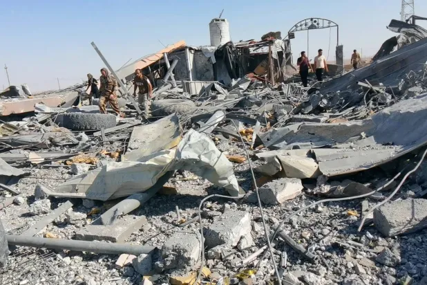 لقطة من مقطع فيديو يُظهر أنقاض مبنى في سكينية بشمال العراق تعرّض لغارة جوية عام 2021 (رويترز)