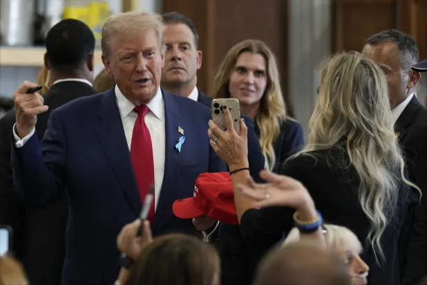 ترمب برفقة أنصاره في شانكسفيل في بنسلفانيا (أ.ب)