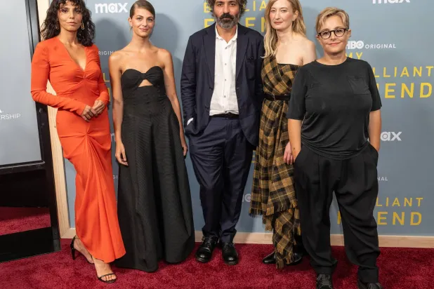 إلى يسار الصورة إيرين مايورينو ومارغريتا مازوكو وسافيريو كوستانزو وألبا روهرفاشر ولورا بيسبوري (شاترستوك)