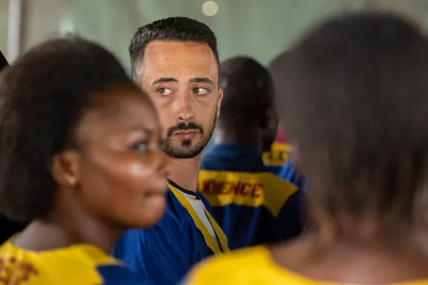 المواطن الأميركي بنجامين ريوبين زالمان بولن خلال محاكمته في قضية «محاولة الانقلاب» بالكونغو (إ.ب.أ)