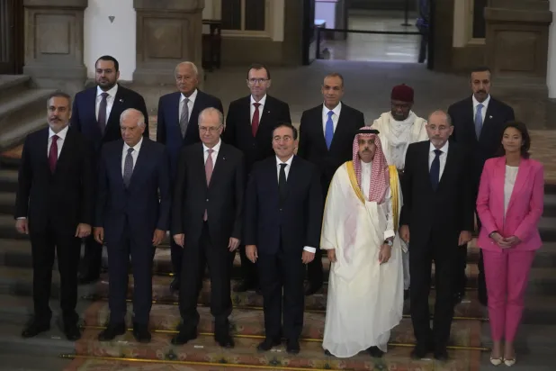 وزير الخارجية الإسباني خوسيه مانويل ألباريس يتوسط المشاركين في الاجتماع الرفيع المستوى حول «حرب غزة» (أ.ب)