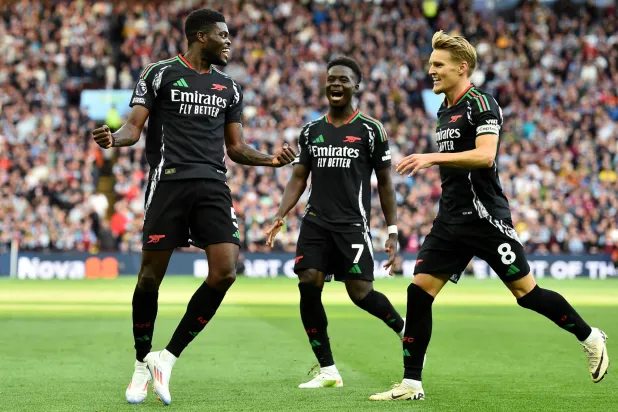 أرسنال أجبر على اللعب بقميصه الأسود في مواجهة توتنهام (رويترز)