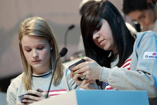 تحركات لحظر استخدام الهواتف الجوالة في المدارس (رويترز)