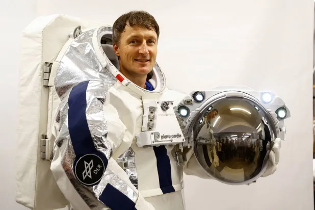 رائد الفضاء الألماني ماتياس مورر ارتدى بدلة التمارين الأنيقة البيضاء التي كان كاردان قد صممها قبل 7 عقود (رويترز)