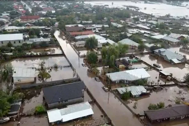 لقطة جوية لمنازل مغمورة بالمياه في بيتشيا برومانيا (أ.ف.ب)