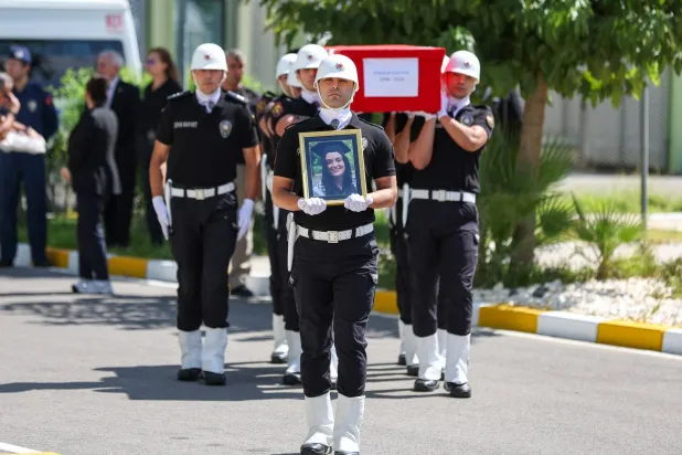 جثمان عائشة نور إزغي ملفوفاً بعلم تركيا ومحمولاً على أعناق الجنود لدى وصوله إلى إسطنبول الجمعة (موقع ولاية إسطنبول)