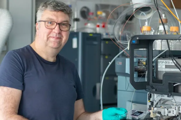 استخدام التصوير الكيميائي للكشف عن بصمات الأصابع المرفوعة من مسرح الجريمة (جامعة آرهوس)