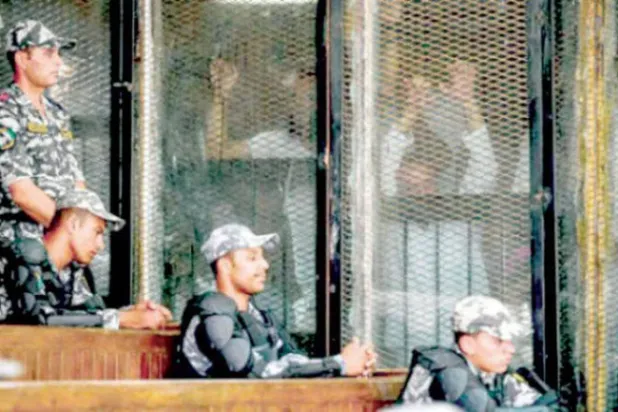 Mısır'daki şiddet olaylarına ilişkin Müslüman Kardeşler Teşkilatı üyelerinin yargılandığı davanın görüldüğü mahkeme salonundan bir kare (AFP)