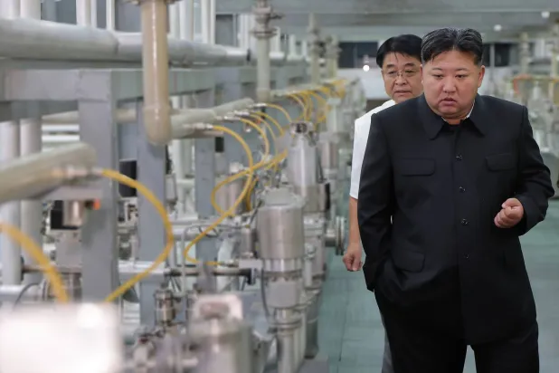 زعيم كوريا الشمالية كيم جونغ أون يزور يتفقد أجهزة الطرد المركزي بمنشأة لتخصيب اليورانيوم (إ.ب.أ)