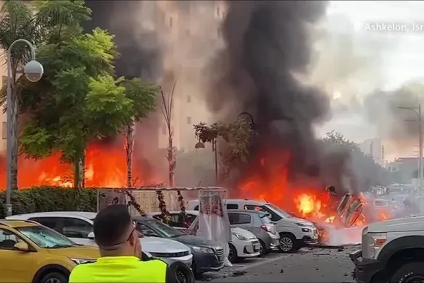 حريق في شارع بإسرائيل بسبب الصواريخ التي أطلقتها حركة «حماس» في السابع من أكتوبر (أرشيفية - رويترز)