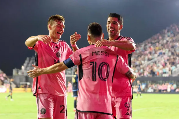 فرحة ميسي بهدفيه وتألقه في المباراة (أ.ف.ب)