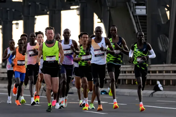 ميسوي وصل إلى خط النهاية في ساعتين و6 دقائق و17 ثانية (إ.ب.أ)